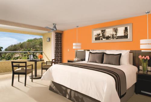 圣克鲁斯华特库瓦图尔科水疗梦幻度假酒店的一间带大床的卧室和一个阳台