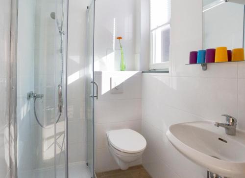 科隆瓦尔特堡11号公寓的白色的浴室设有卫生间和水槽。