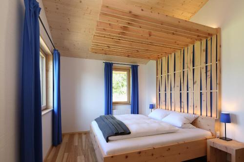 斯拉德明阿尔姆普拉耐度假屋的一间卧室设有一张木天花板床。