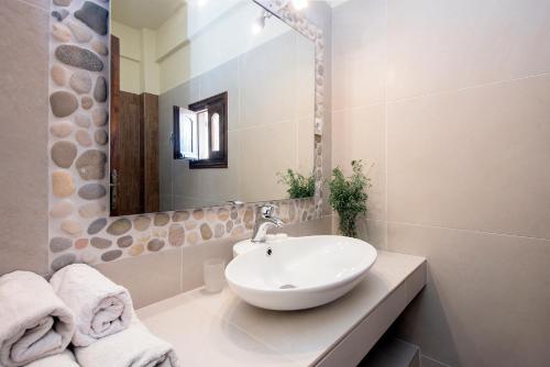 卡西奥皮Dimitrios Apartments的浴室设有白色水槽和镜子