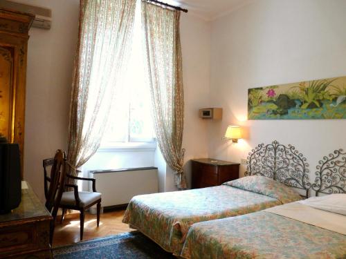 佛罗伦萨克拉西克酒店 的酒店客房设有两张床和窗户。