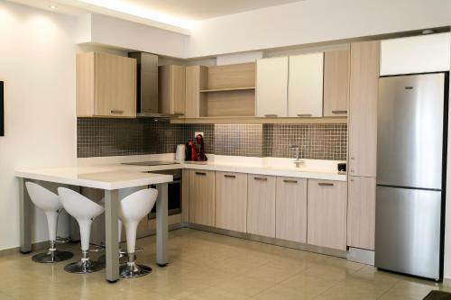 塞萨洛尼基Kazaviti SKG的厨房配有白色的柜台和冰箱。