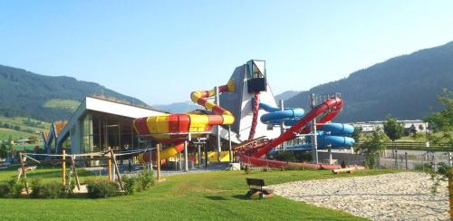福尔施陶Baby- und Kinderbauernhof Montaning的一个带丰富多彩的水滑梯的水上公园