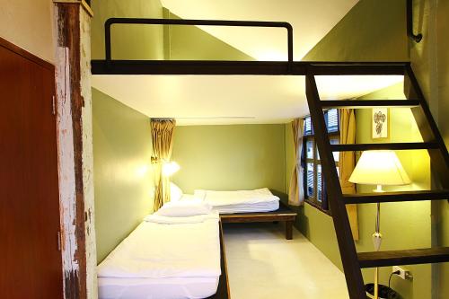曼谷之游旅舍客房内的一张或多张双层床