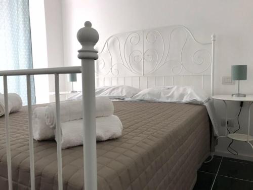 滨海波利尼亚诺ZI' MARI' - Via Roma的卧室配有白色床和毛巾