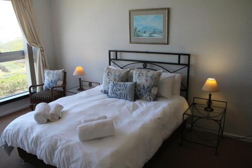 布鲁堡史特兰Bloubergviews的卧室配有带枕头的大型白色床