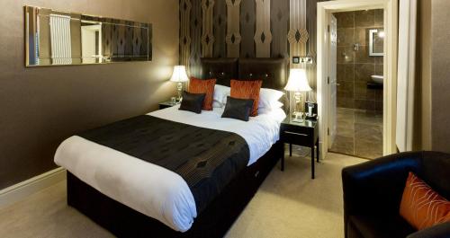 温德米尔Applegarth Villa Hotel & Restaurant (Adult Only)的酒店客房设有一张大床和一间浴室。
