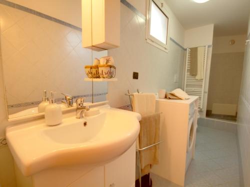 莱切科尔特戴尔伊度米住宿加早餐公寓的白色的浴室设有水槽和镜子