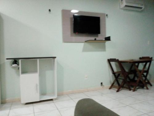 马瑙斯阿茹里卡巴8号公寓的客厅的墙上配有电视