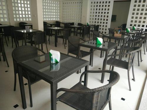 哈林海滩帕岸岛明珠别墅酒店的餐馆里的一组桌椅