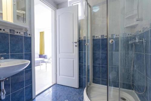 杜布罗夫尼克诺瓦克公寓酒店的带淋浴、盥洗盆和浴缸的浴室