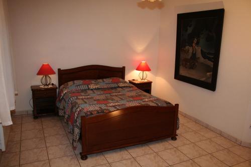 埃圭斯海姆维纳斯酒店的一间卧室配有一张床和两张台灯。