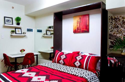 宿务Ezeniel's Place at Horizons 101 Condominium的一间卧室配有一张床、一张桌子和一张书桌