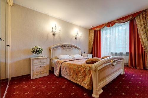 特维尔特维尔住宿加早餐旅馆的一间卧室设有一张大床和一个窗户。