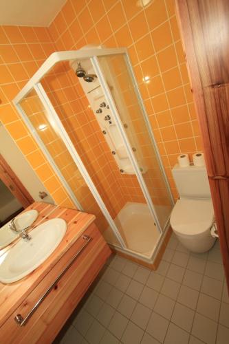 英雄港Casa Branca da Vaquinha的带淋浴、盥洗盆和卫生间的浴室