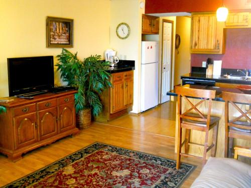 新布朗费尔斯River Run Retreat的厨房配有冰箱、桌子和台面