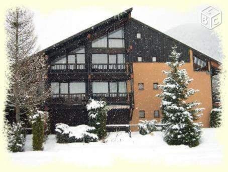 昂塞勒Studio Residence Le Stella的前面有雪的大建筑