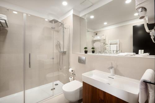斯普利特Sia Split Hotel的一间带水槽、卫生间和淋浴的浴室
