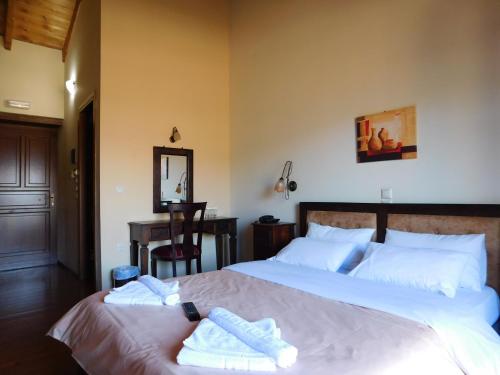果拉阿克鲁提酒店的一间卧室配有带毛巾的床