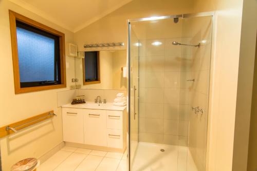科尔斯湾菲欣纳旅舍的带淋浴和盥洗盆的浴室