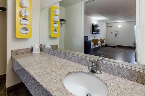 斯汤顿士丹顿第6汽车旅馆的一间带水槽和大镜子的浴室