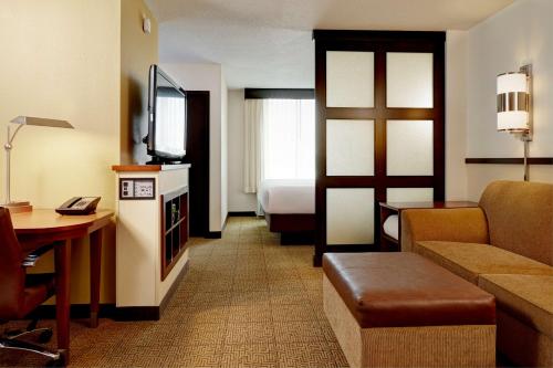 萨凡纳萨凡纳机场凯悦酒店的一间配备有沙发及电视的酒店客房