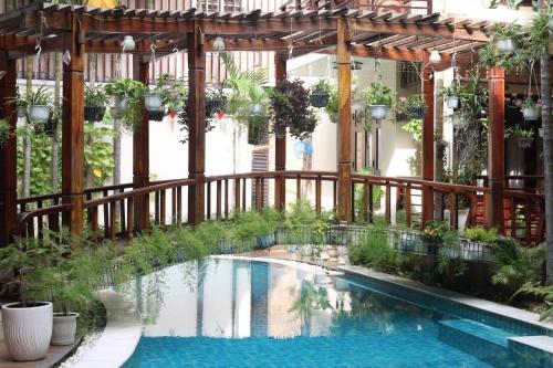 会安长寿滨江大酒店 的一座带木栅栏的建筑中的游泳池