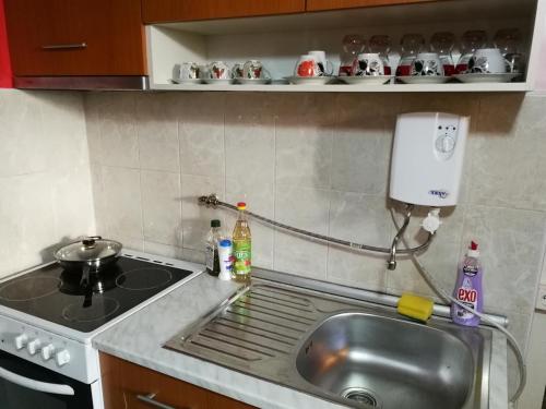 鲁塞Two Bedroom Townhouse Mika的厨房柜台设有水槽和炉灶。