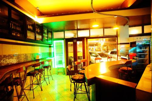 内罗毕肯尼亚舒适酒店的餐厅内的酒吧,有绿灯