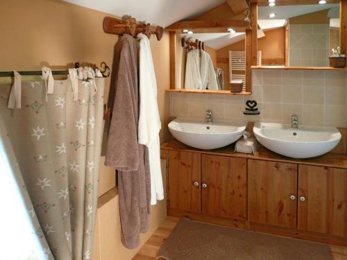 Saint-Martin-en-VercorsLa ferme du Château的浴室设有2个水槽和1个淋浴帘