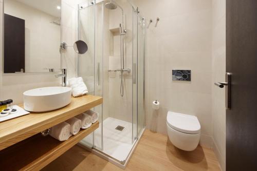 圣塞瓦斯蒂安加里拜旅馆的浴室配有卫生间、盥洗盆和淋浴。