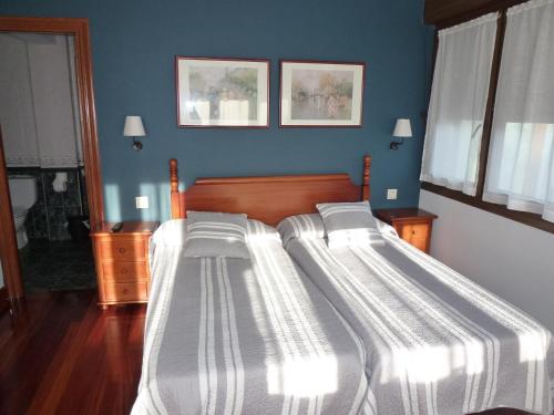 ErrezilLetea的卧室设有两张床铺和蓝色的墙壁