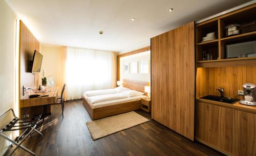 曼海姆曼海姆食宿酒店的一间卧室配有一张床、一张书桌和一个窗户。