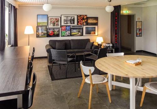 Alsterbro阿尔斯特布诺迷你酒店的客厅配有桌子和沙发