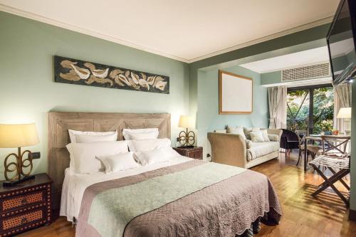 罗马林涅欧别墅酒店的一间带大床的卧室和一间客厅