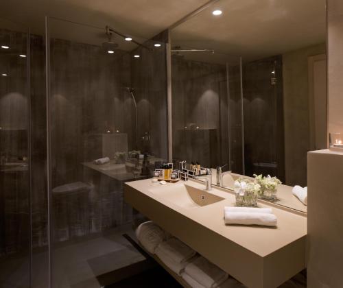 赫尔采格诺维巴鲁兽湾Spa酒店的一间带水槽和淋浴的浴室