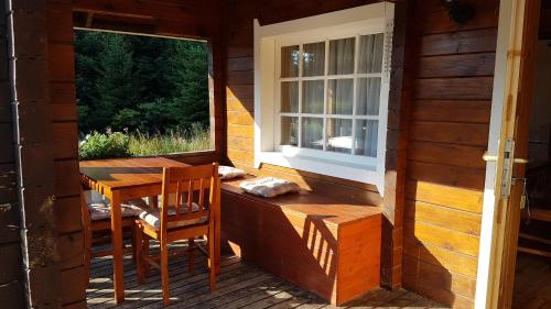 波罗维茨Chalet Taffski的小屋门廊上的桌椅