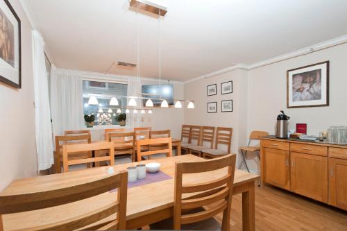 斯塔万格斯塔万格住宿加早餐酒店的厨房以及带桌椅的用餐室。