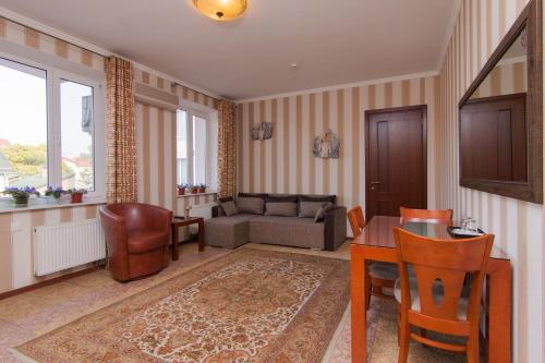 基希讷乌克拉希酒店的客厅配有沙发和桌椅