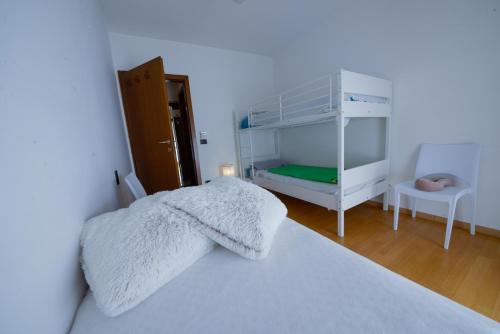 加尔达湖滨White Dream的卧室配有白色的床和双层床。