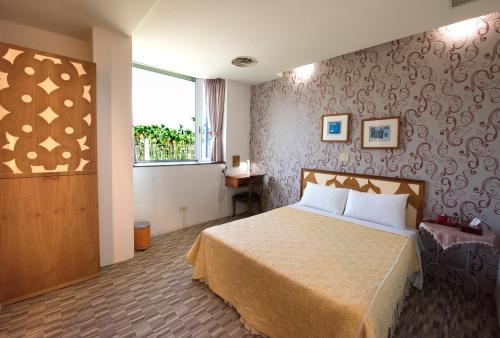 鹿谷乡南投鹿谷溪投-松原山庄(民宿)的酒店客房设有床和窗户。