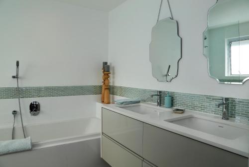 赫曼努斯Cape Coral的白色的浴室设有两个盥洗盆和镜子