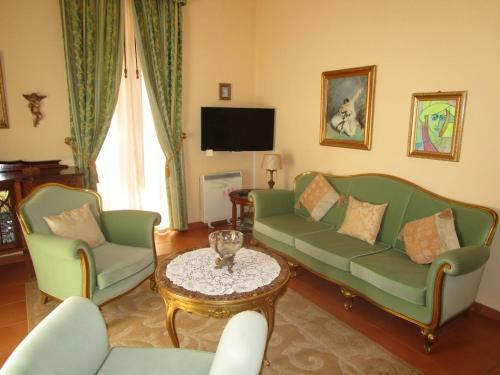 BrancaQuinta Outeiro da Luz的客厅配有两张绿色沙发和一张桌子