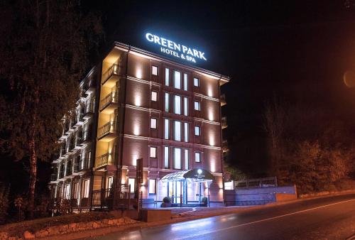 特鲁斯卡韦茨Green Park Hotel & SPA的一座建筑物,上面有夜间标志