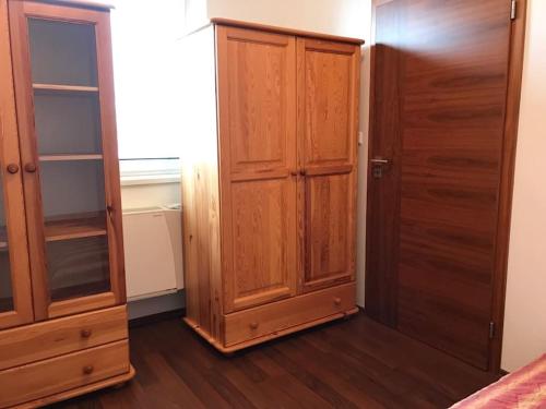 布拉迪斯拉发Kukucinova Apartments的一间卧室配有衣柜和木制橱柜