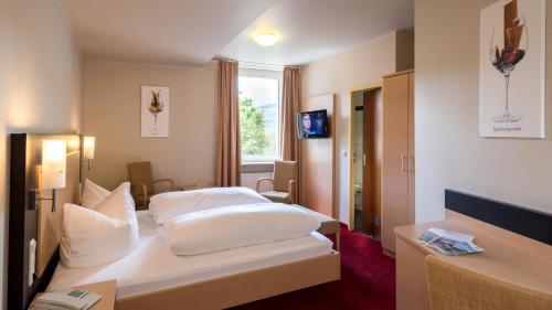 吕德斯海姆拉姆莱茵酒店的酒店客房设有两张床和窗户。
