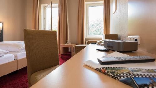 吕德斯海姆拉姆莱茵酒店的酒店客房设有一张书桌和一台电脑