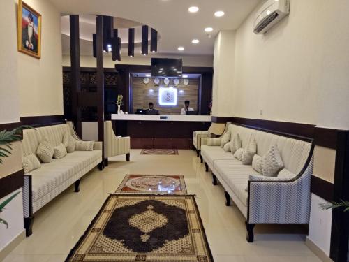 塞拉莱Gateway Salalah Apartments的大厅,在商店里配有沙发和柜台