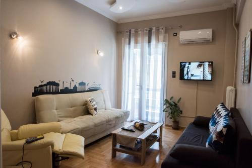 雅典加兹迪威恩公寓的带沙发和电视的客厅