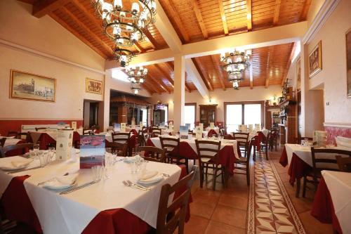 Agriturismo ciociaro " il colle " HOTEL RISTORANTE餐厅或其他用餐的地方